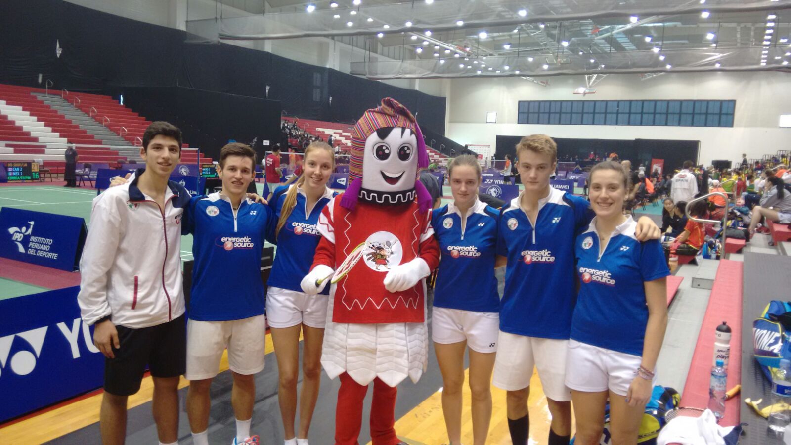 Gli Azzurrini con la mascotte dei BWF World Junior Championships